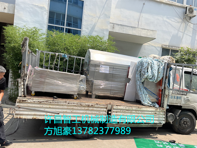 6月13日，河北客户订购的300斤炒黄豆机器装车发货